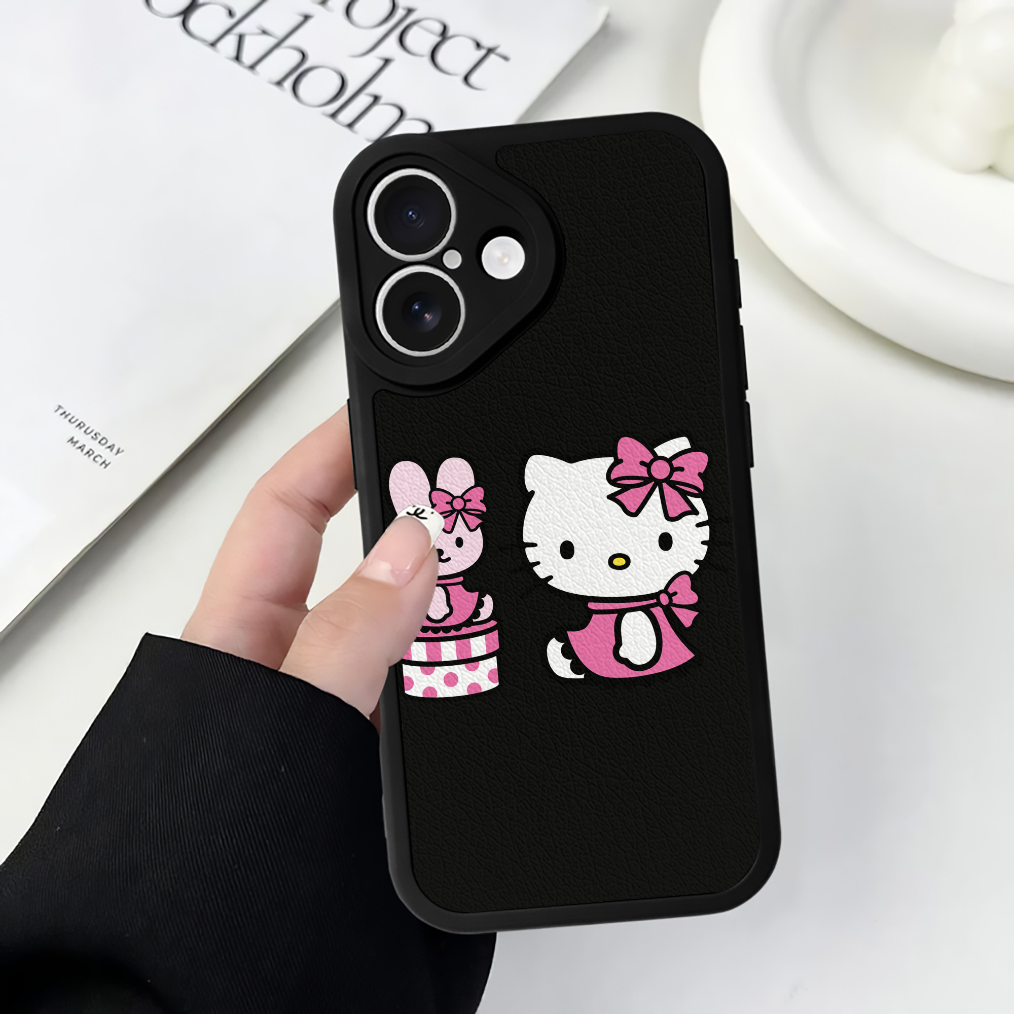 （画像用） Hello Kitty ハローキティ 【iPhone 16シリーズ対応】シリコンスマホケース（レザー調） 材質：シリコン